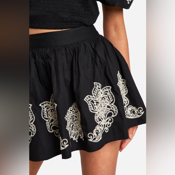 SOAKED ~Black and White Embellished Mini Skater Skirt NWT Small - Picture 2 of 9